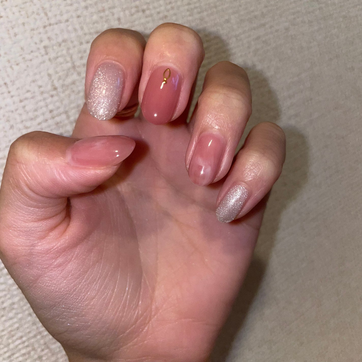 aina☺︎フォロバ on LIPS 「オフィスネイル♡シンプルだけどラメ感が上品で可愛い🧸🎀#ネイル..」(2枚目)