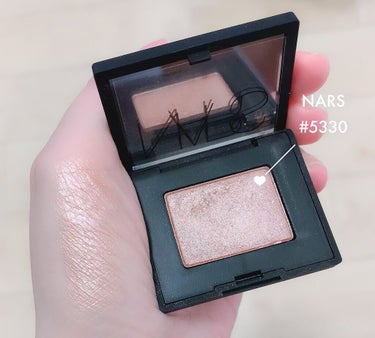 ぷっくり涙袋👀♡


▶NARS
シングルアイシャドー／5330



涙袋迷走中の方に
是非おすすめしたいアイシャドウです✨

色は肌なじみのいいベージュカラーで
光沢感があるので涙袋を
ぷっくり見せ