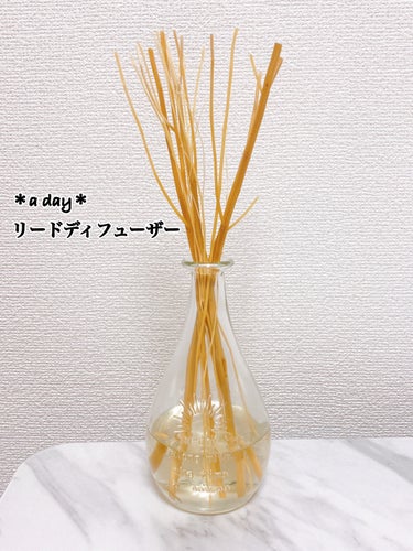 ＊a day＊
リードディフューザー 230ml ¥5,500
フィグ＆クローブ


ルームフレグランスです
シンプルなガラスボトルと枝木のようなスティックがおしゃれでどんな部屋にも合います


フルー