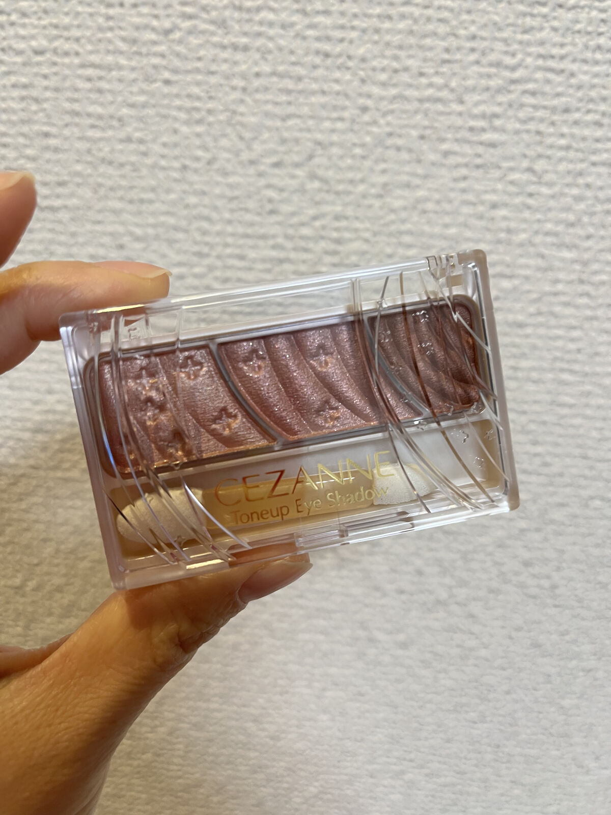 こんにちは！
すみれです︎✿·͜·

今日で2022年も最後ですね。

今年もちょこちょこコスメを買ったなぁ……♡
買う度に幸せな気持ちにさせてくれるコスメは私の元気の源です。

そして最近ずーっと使っているのが
CEZANNE
トーンアッ