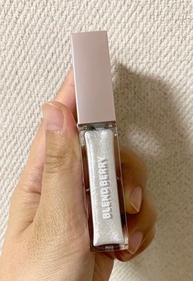 BLEND BERRY　プリズムシャイングリッター　001ホワイトベリーシャインです


大きいラメがザクザク入っている感じではなく、
細かいラメがぎっしり入ったグリッター✨
少量でもしっかりキラキラになります

こちらは名前の通りホワイト系のカラーで、
ラメも寒色系で涼しげ❤️
がっつり色味が出る感じではないので比較的どんなカラーのアイシャドウとも合わせやすいと思います


チップはモケモケタイプで少し大きめですが、
平たくないので個人的には塗りにくさは感じませんでした
ピンポイントでのせたい場合はちょっとのせにくいかも😅


もちもいいし、
色味も使いやすいし最近はこればかり使ってます✨







#プチプラ #お気に入り  #ラメグリッター祭り  #単色アイシャドウ の画像 その0