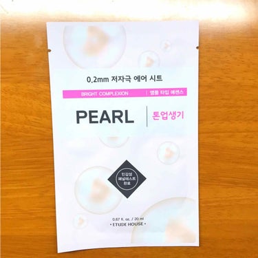 エチュードのPearlのシートマスクです🌟
３枚目の画像の通り半透明です(°0°)!!
開けた時、ビックリしました.笑

20mlの美容液が入ってます︎。


◎良いところ◎
・シートが0.2mmでとて