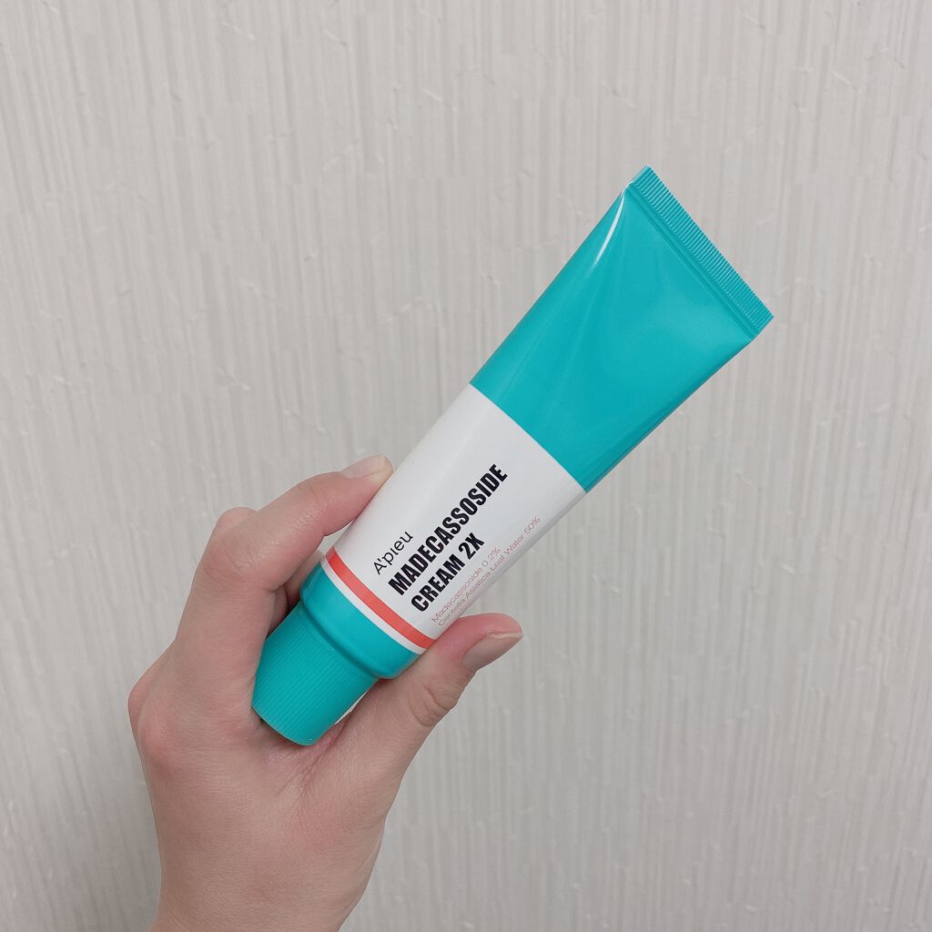 A’pieu マデカソCICAクリーム

たまたま買い物に行った先にあって衝動買い😂

私はスキンケア後乾燥の気になるところに塗っています。
緩めのクリームで使い始めた時に軽く押したつもりが沢山出てきてびっくり‼︎
水分感が多いクリームで