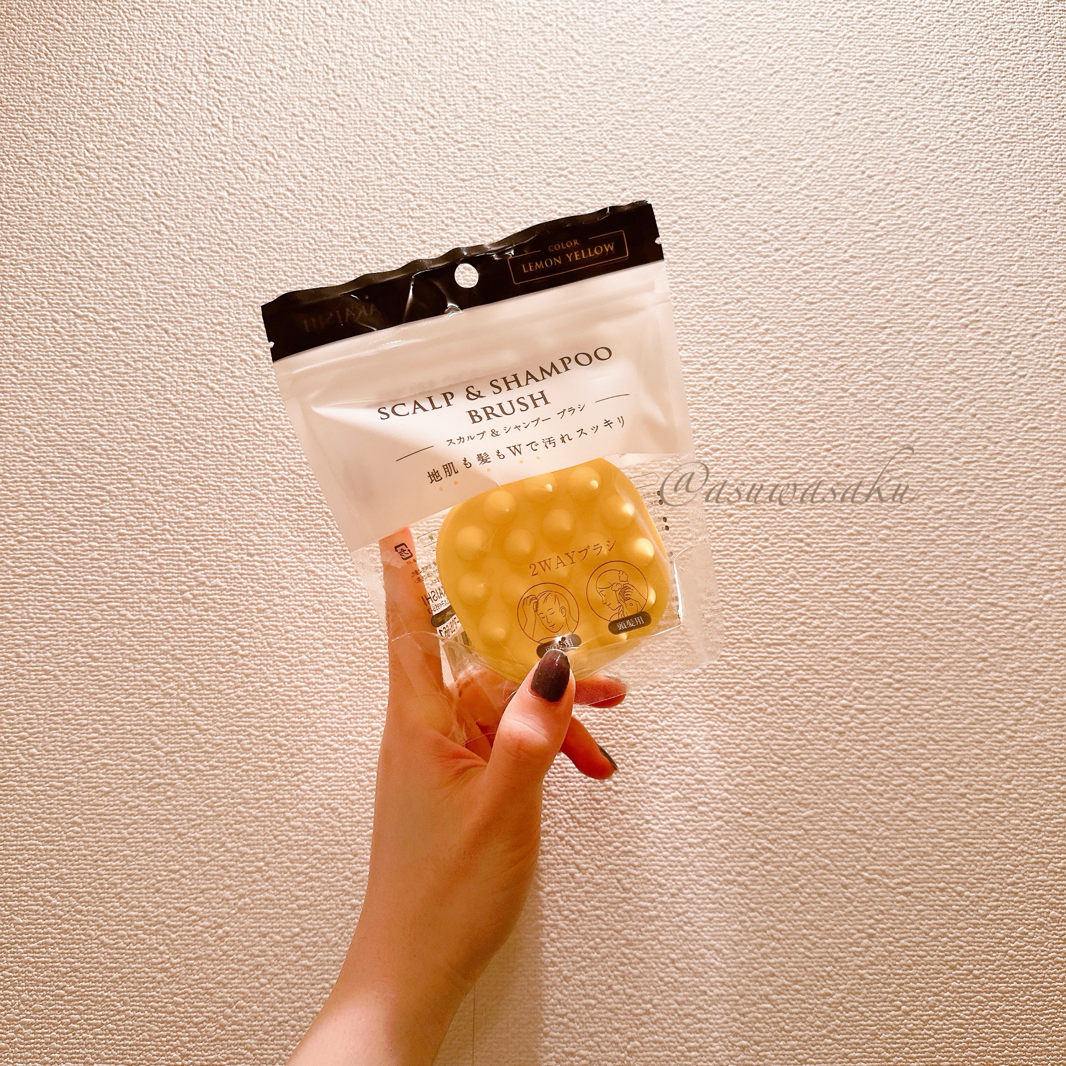 ❁⃘スカルプ&シャンプーブラシ

頭皮のコリをほぐす事は、顔のたるみ予防にもなる！
と言う事で購入‪♬.*ﾟ

頭皮マッサージ用のシリコンブラシたくさんあって…どれがいいのか選んでいると中でも値段も比較的手が出しやすい1300円台のこちらを