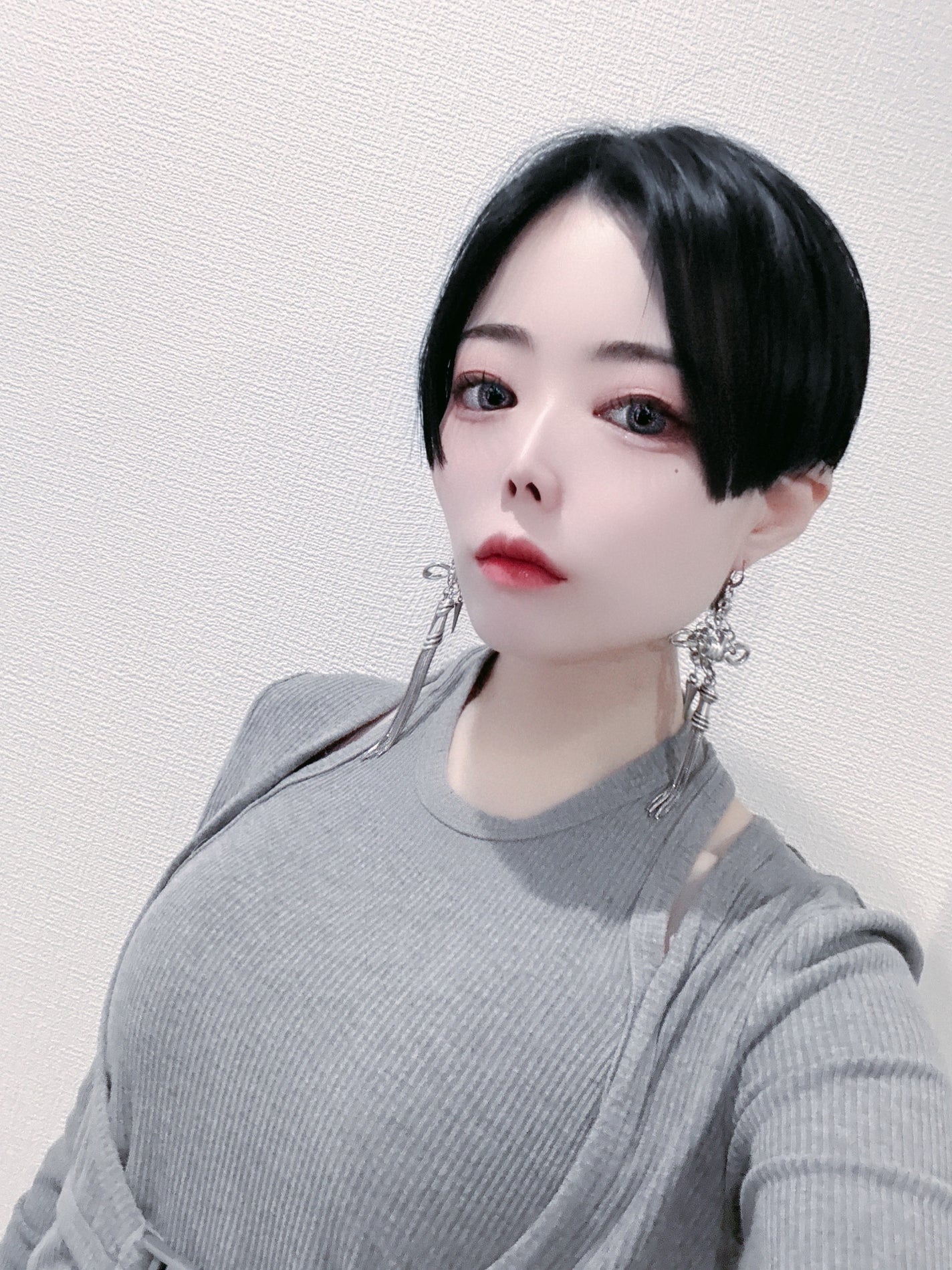 黑丸 on LIPS 「憧れの強強系女子にヘアカット💇♀️✨✨ついに念願のセンターわ..」(1枚目)