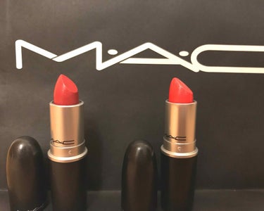 《発色見本アリ》
#MAC リップスティック
（左）シーシアー
（右）プリティボーイ

どちらも似たように見えるかもしれませんが、
唇に塗ると全然違います！

シーシアーは上品な赤よりピンク（一度塗り）