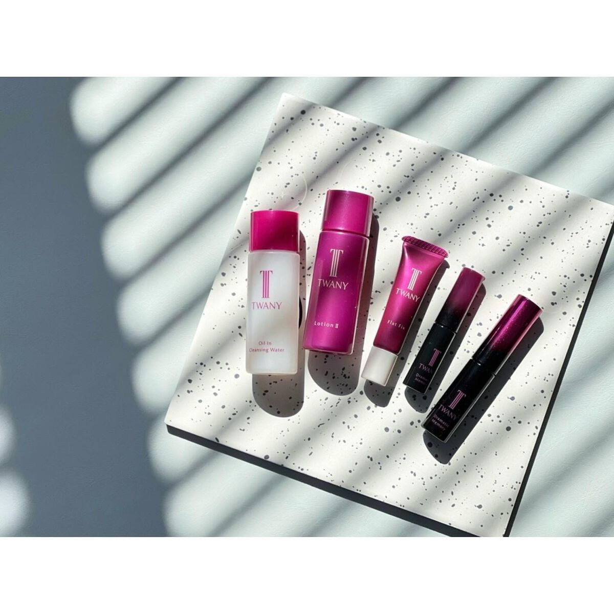  
気になるほうれい線を目立ちにくくする新感覚＊メイク。化粧下地の後にほうれい線の外側に2本つけると塗膜が収縮して肌をひっぱり、影を減らしてほうれい線を目立ちにくくするもの。
ポイントは素早く行い、塗った後は5分置いて乾かします。ビフォアフ