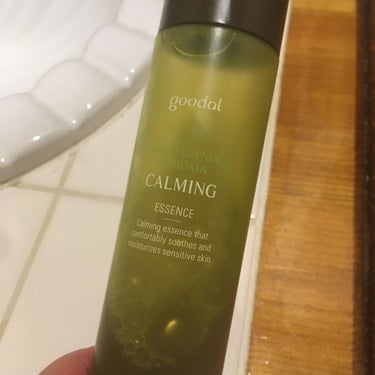 goodal
CALMING Essence


スマートなボトルです。
細身でおしゃれ。
色もうぐいす色で渋いです。



コットンとセットで売られていましたが私は手でパシャパシャつけています。
肌に