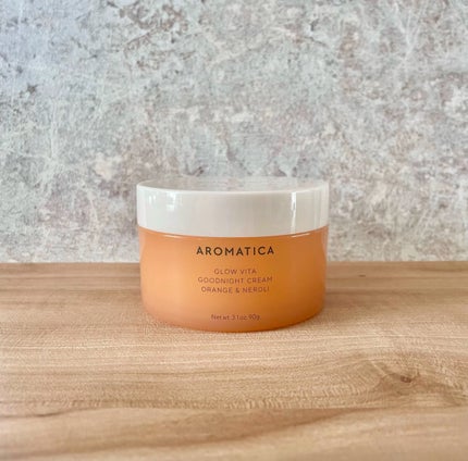 AROMATICA グロービタグットナイトクリームのクチコミ「
少しクリア感のあるオレンジのパッケージ
内蓋も付いていて、その内蓋の上に
スパチュラもぴった.....」(1枚目)