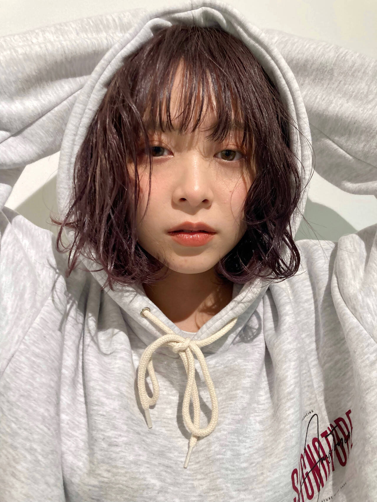 「前髪のくせ毛がひどい…うねりや割れる原因を解説！くせ毛を活かす方法も紹介」の画像（#552700）