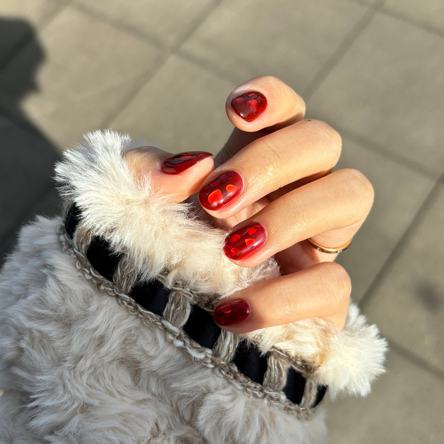 夏美🍉フォロバ on LIPS 「【ネイル界での最新トレンド❣️赤ハートホログラムの埋め込みネイ..」(3枚目)