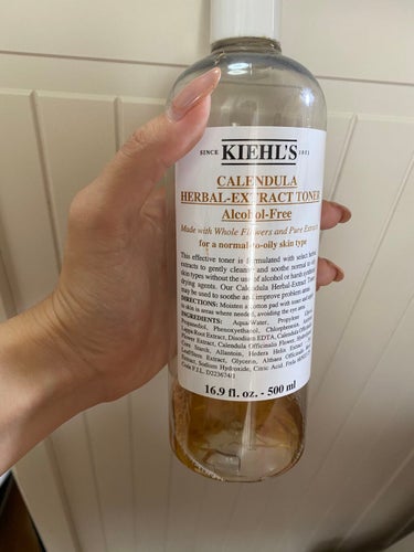 今回ご紹介するのはKiehl'sです！

ニキビにはKiehl'sと友人に言われ購入しました

カレンデュラという花のエキス、実際の花びらが入っていて見た目としても可愛い商品です。

値段はサイズがいく