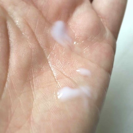 Dior ジョイ ボディ ミルクのクチコミ「誕生日にもらったDiorのJOYのボディクリーム。
乳液くらいの柔らかさのクリーム。
ボト.....」(3枚目)