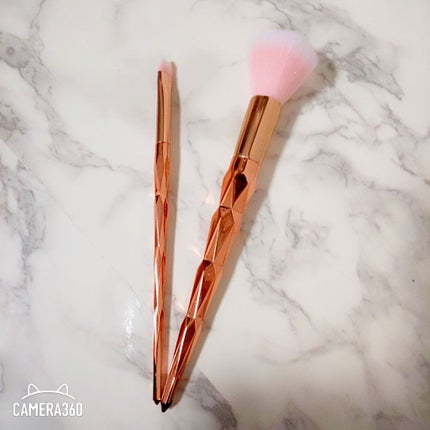 DAISO メイクブラシのクチコミ「ダイソーで新作と思われるブラシをGETしました!
左はアイシャドウやコンシーラーブラシとして.....」(2枚目)