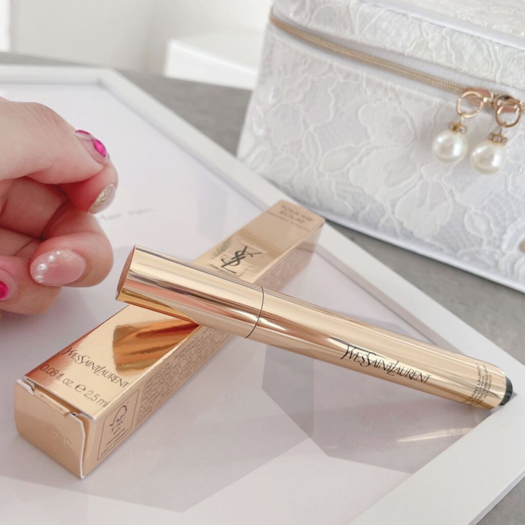 ＼ 🪄魔法の筆ペン🪄 ／



サンローランコスメの代名詞﻿ラディアントタッチ🕊﻿
﻿
魔法の筆ペン🪄﻿
﻿
昔愛用してたコンシーラーなんだけど、﻿凄く使いやすくてお気に入りだったんだよね☻﻿
﻿
﻿久しぶりにリピート！

とにかく