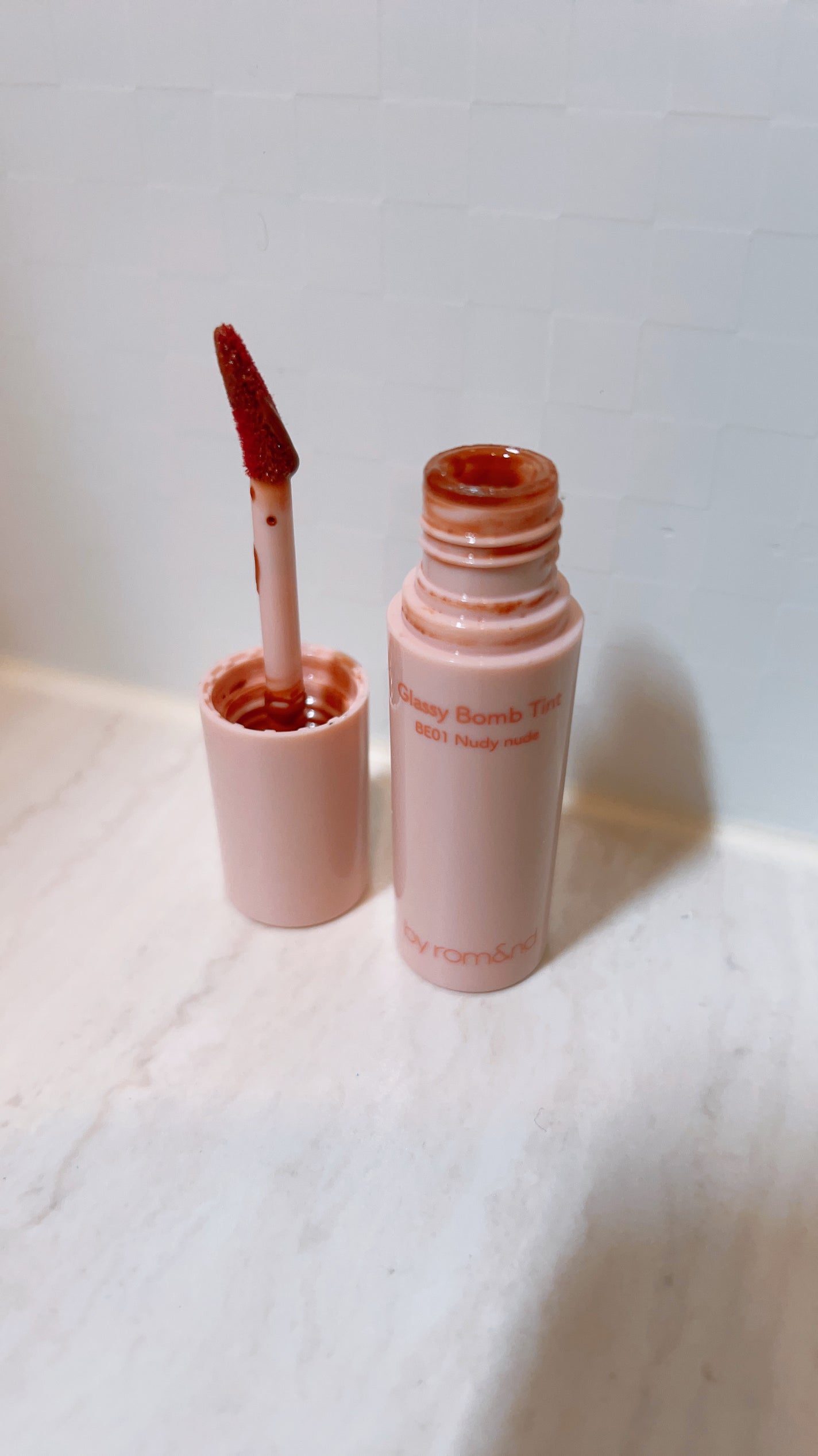 アンドバイロムアンド グラッシーボムティント/&nd by rom&nd/リップティントを使ったクチコミ(1枚目)