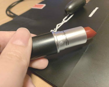 MACのリップ DearYou



一目惚れして買ったもの

リップの色はくすみレッド(深め)で
ティッシュオフすると唇と同化して赤ちゃんの唇になれる天才リップ 。

彩度高めのジューシーなリップの上