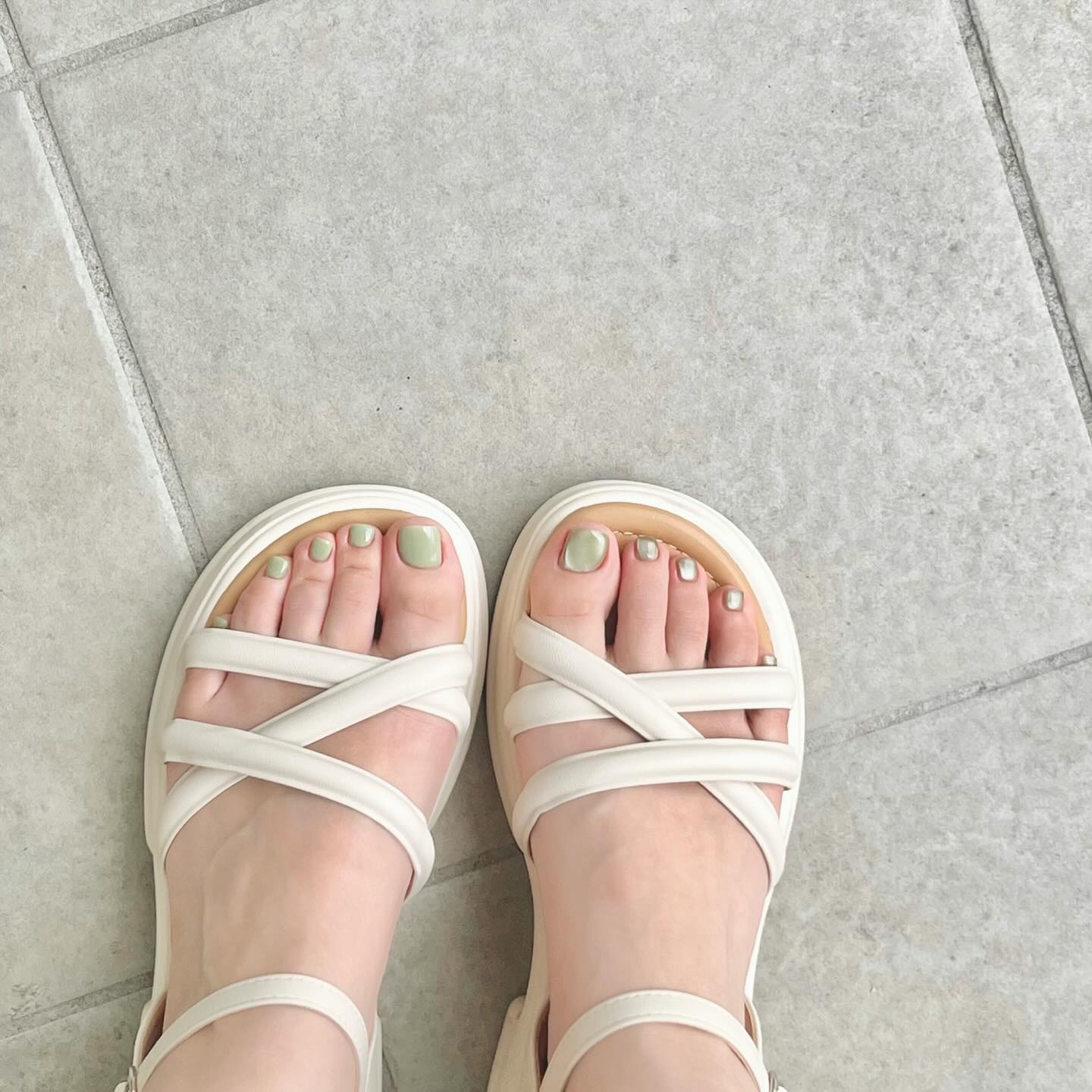 ✢FOOT NAIL✢

今回はマグ＆マットのアシンメトリー✨️

マグってギラギラすぎるイメージがあって
苦手だったんだけど
微粒子系マグ？って輝き方も上品で
ビー玉みたいで可愛いと気付いた🥹

この感動がスマホの画面上で
伝えきれない