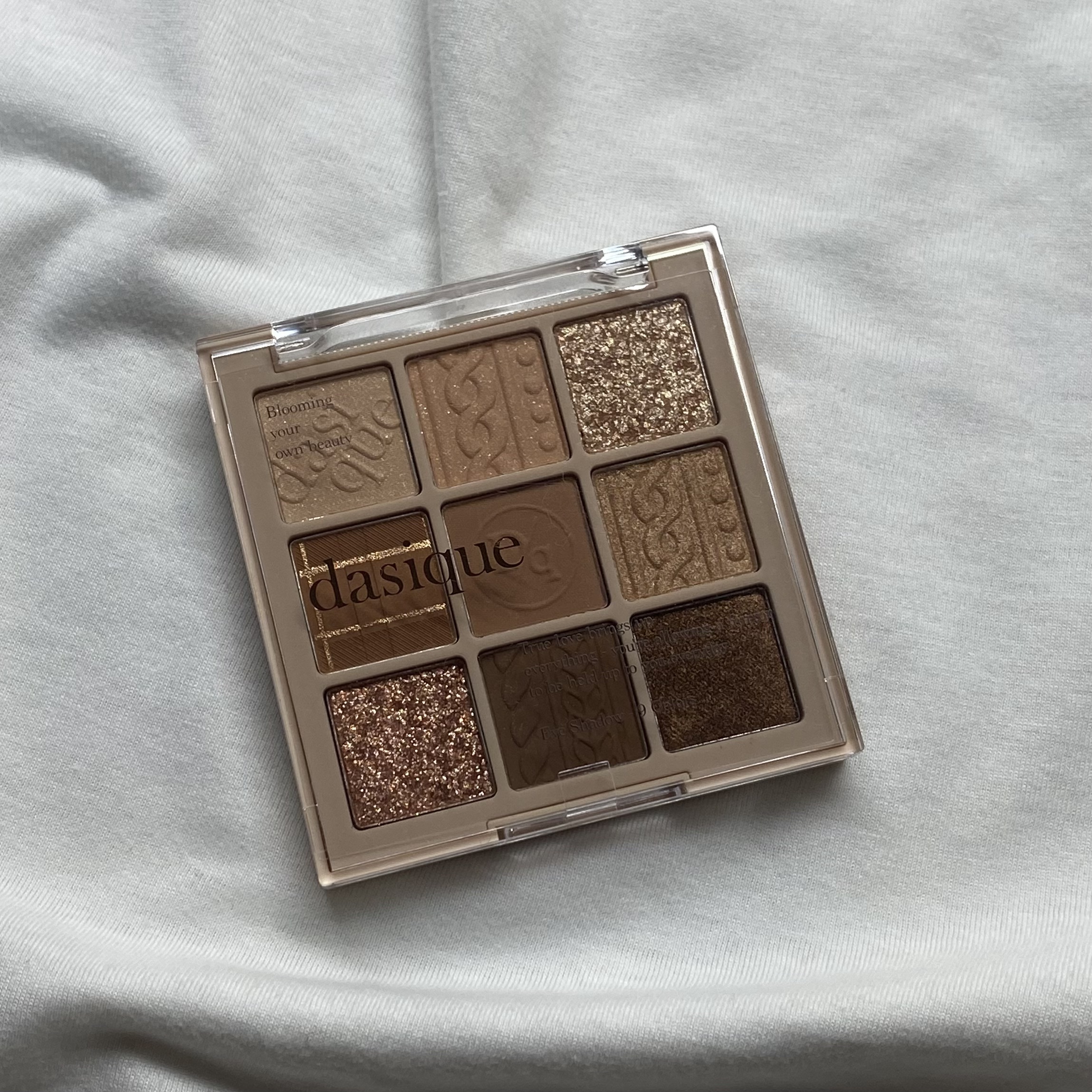 万能ブラウンパレット🧸☕️

こんにちは🌞

今日はどんなシーンでも使いやすいブラウンパレットを紹介していこうと思います！！

それではスタート📢

dasique
シャドウパレット
 #15  ベージュニット

まずはなんと言っても