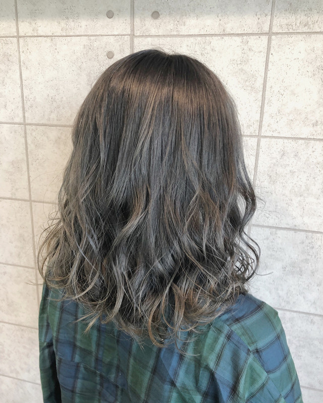 アッシュグレーの髪色