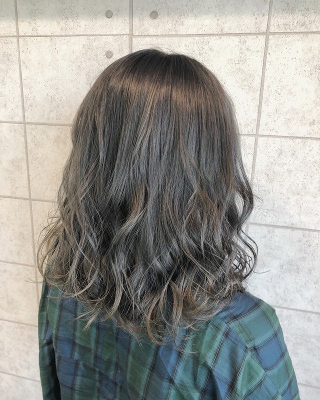 アッシュグレーの髪色