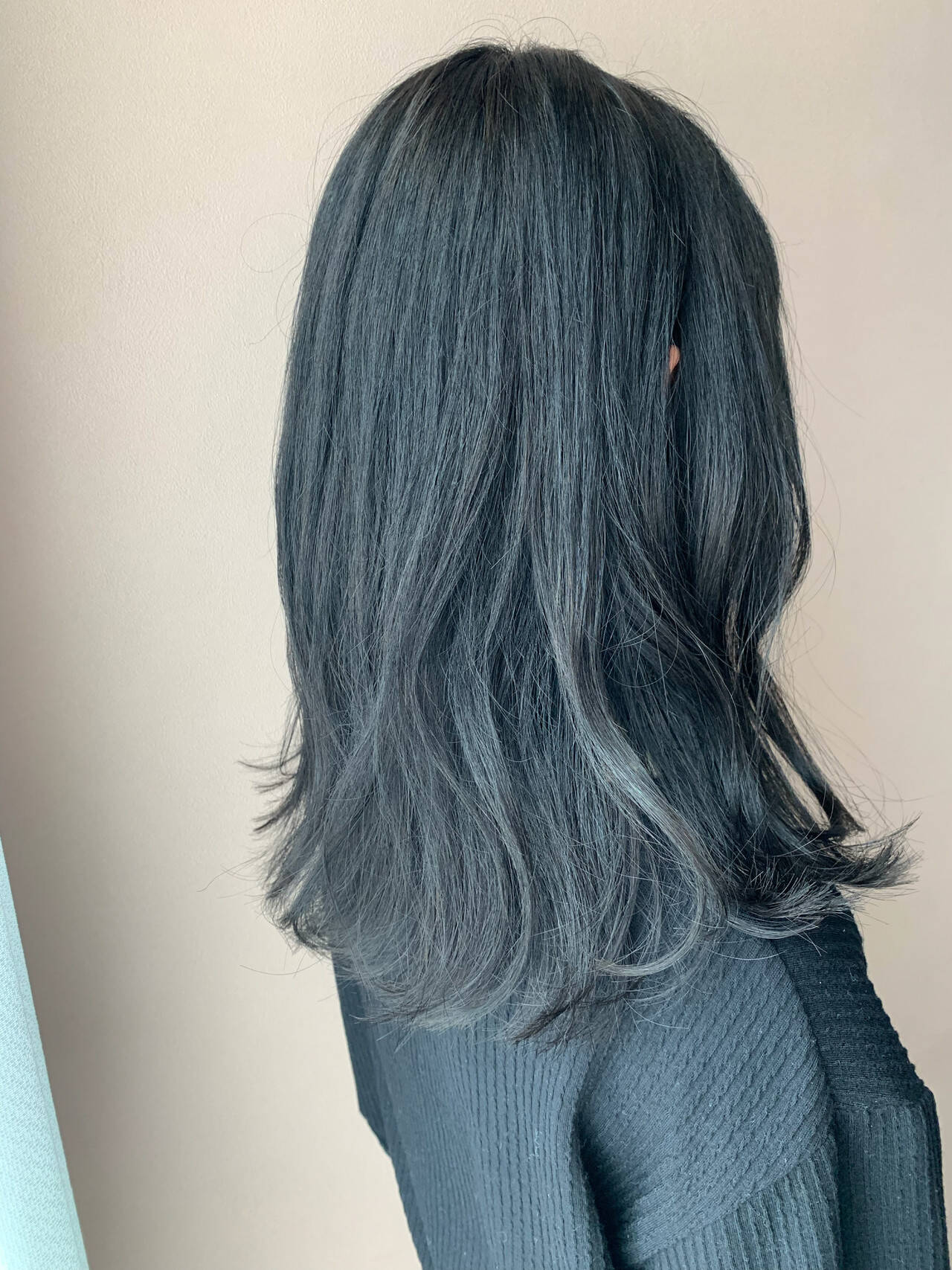 「黒系ヘアカラーは透明感が魅力♡おすすめ市販カラー剤や黒染めしないで黒くする方法を紹介」の画像（#561690）