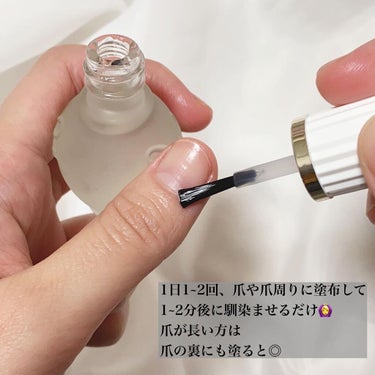 
𖧷 Dual Nail Serum 𖧷
・
・
・
✧ Product ✧
シュガードール
デュアルネイルセラム
価格：¥1,320(税込)
容量：7ml
・
・
・
✧ 使用感•感想 ✧
人気のシュガードールのネイルケアシリーズから
誕生した指先のオイル美容液♡

３つのケア成分配合で、
補修(マスチック樹脂)
×
保湿(卵殻膜エキス、ケラチン)
を叶えてくれます💅

オイル美容液といっても、ベタつきがなくスマホや
PCを触る前に使ってもオイルやクリーム特有の
跡が付きませんでした🙆‍♀️！！！

✔︎爪の割れ・欠け
✔︎爪の凸凹縦スジ
✔︎硬くなった甘皮

↑などが気になる方にオススメ🙆‍♀️
私は今、ネイルお休み期間で爪が短いのですが、
ネイルが長い方はネイルの内側に塗ったり、
足の爪にも使えます◎
使っていると、爪も艶が出るし、爪の際のささくれに
なりそうな部分もしっかり潤って
ささくれ予防にもなってる感じがします🥺❤️

５つのフリーなので安心して使えるし、フローラルガーデンの
ほのかな香りも天然精油由来なのが🙆‍♀️💐

これからは手だけではなく、爪も乾燥したり
ささくれも出来たりする時期に突入するので、
気になった方はぜひcheckしてみてください☺︎♡

 #ネイルケア  #ネイルセラム 
#シュガードール  #ネイル 
#デュアルネイルセラム #ささくれ 
#保湿ケア #保湿 #美容垢 #美容垢さんと繋がりたい #美容垢さんフォロバします #美容垢さんお洒落さんフォロバしますの画像 その2