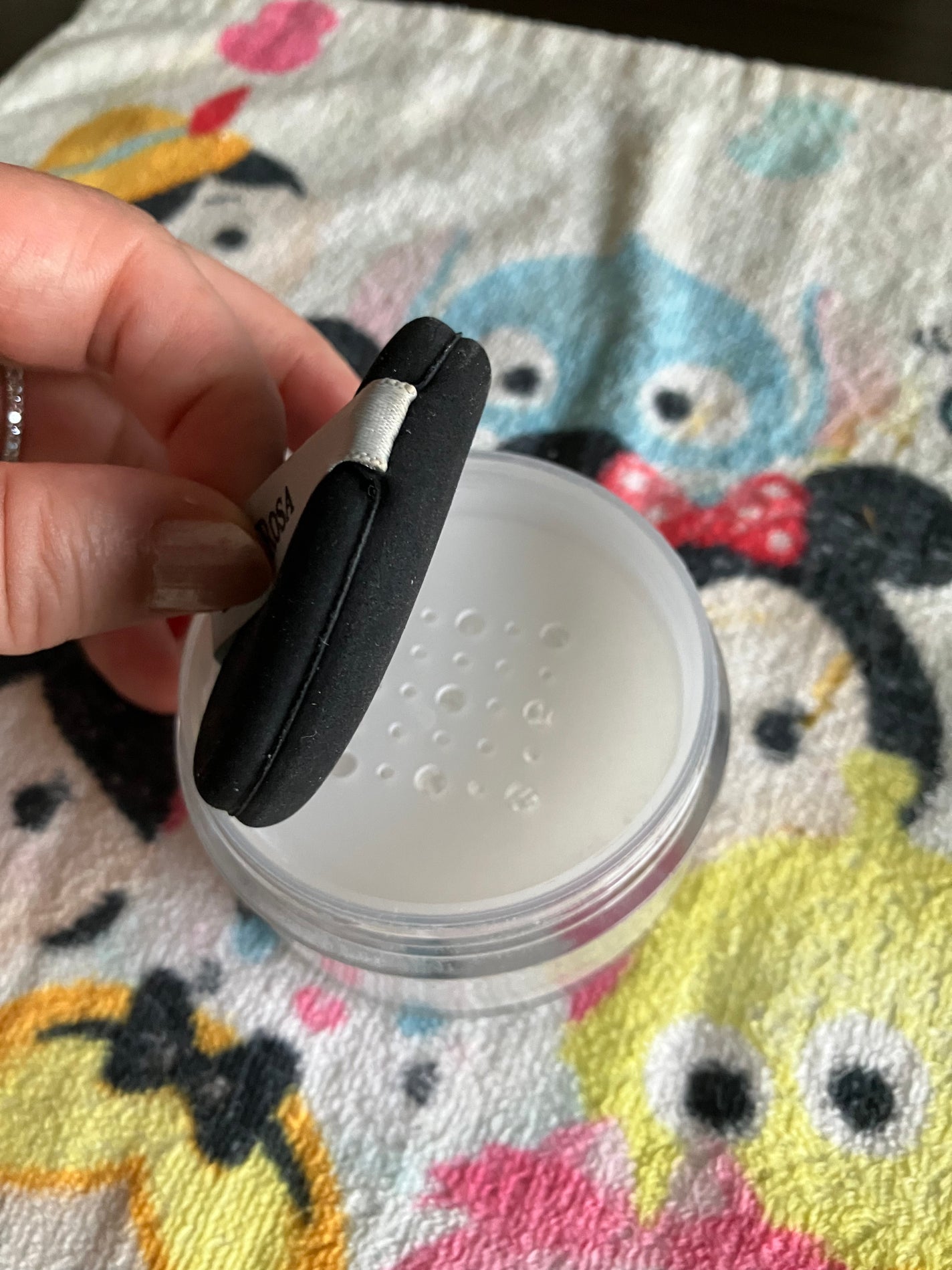 フィニッシングパウダー マット/チャコット・コスメティクス/ルースパウダーを使ったクチコミ(4枚目)