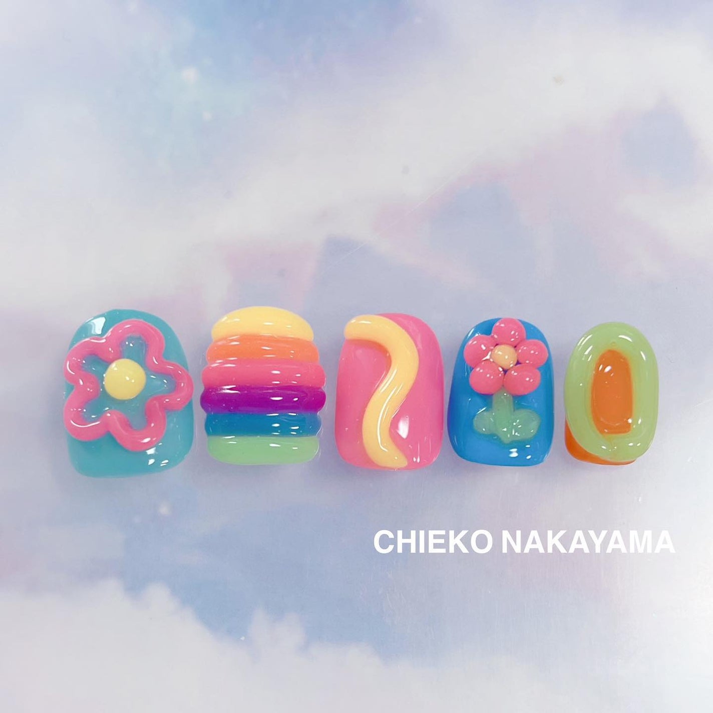 なかやまちえこ on LIPS 「おもちゃみたいなネイル💅⠀⠀10/23発売のきまぐれキャットの..」(2枚目)