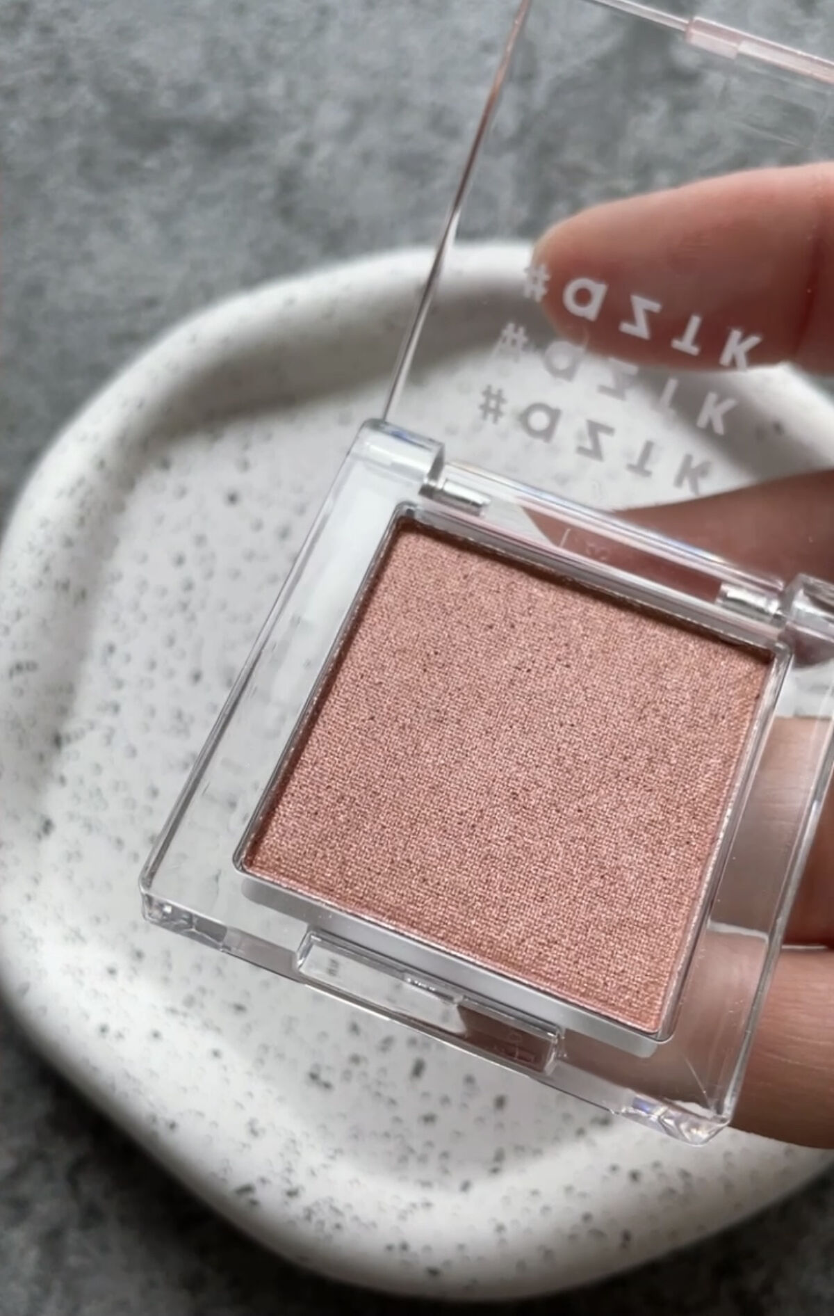 シングルアイシャドウ 12 ビジョンピンク/aZTK/単色アイシャドウを使ったクチコミ（3枚目）