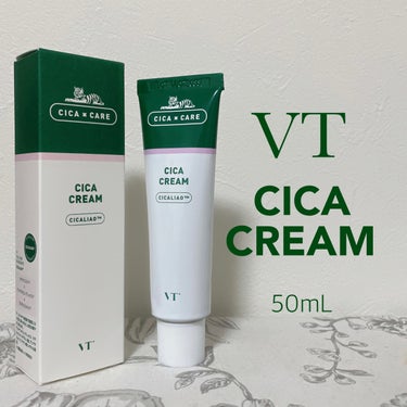 VT CICAクリーム
50mL

韓国のスキンケアブランド、VTのCICAクリームをご紹介♡
CICAスキンケアでゆらぎ肌のケアにおすすめ♡

韓国のスキンケアといえばCICA！
VTのCICAクリームにはツボクサエキスだけではなく、ヒアルロン酸やプロポリスエキスなどが配合されていて、お肌の油分と水分のバランスを整えてバリア機能のサポートをしてくれます。

みずみずしいジェルタイプのクリームになっていて、水ようかんみたいなテクスチャ。
しっとりしつつも軽い仕上がりで、お肌がべたついてしまうことはありません◎

朝にも夜にも使うことができ、寝る前には厚めに塗ってナイトクリームとして使うのもおすすめ。

優しい使い心地で、お肌が敏感になってしまったときも刺激を感じにくかったです。
お肌があれてしまったときのお守りスキンケアとして１つ持っておくと安心だなと思います！

ゆらぎ肌におすすめのジェルクリームです♡

#PR  #秋冬メイク2023 の画像 その0