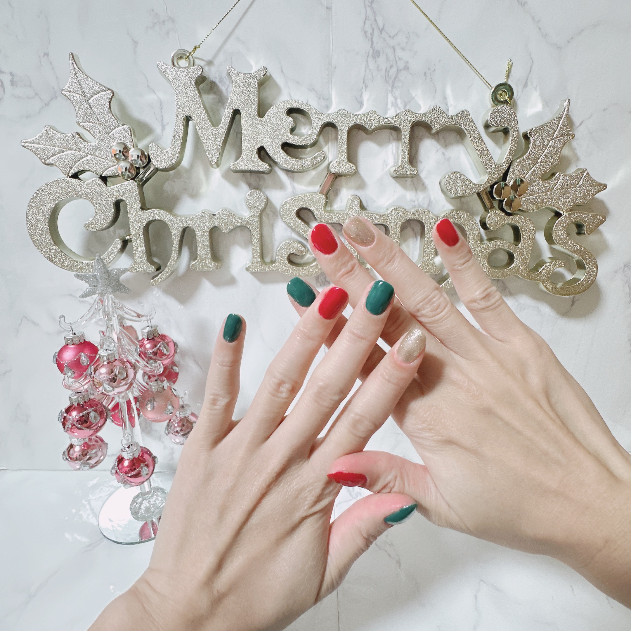 クリスマスに合わせてセルフネイルを💅🏻 全てセリアさんのジェルネイルになってます!
 ※ ベースコート、トップコートもセリアさんのです
  #セリアジェルネイル  #ネイル #セルフネイル #ジェルネイル
#クリスマスネイル 
#ネイル