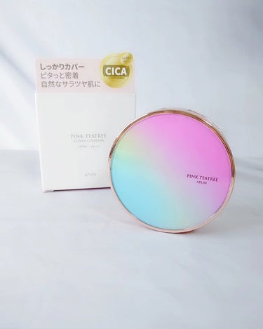 ☆コスメ

APLIN（アプリン）
【ピンクティーツリーカバークッション】
カラー:17号ポーセリンベージュ
SPF50+/PA++++

人気のピンクティーツリーシリーズの
カバー力に特化したクッションファンデ🥰
以前21号をお試しさせて頂いたのですが、
今回は17号をお試しさせていただきました😌💓

--------------------------------------------------------------------

《特徴》

✔ティーツリー葉エキス配合で油分と水分を調整しお肌を健やかに保つ事が期待出来る
✔カバー力も高いクッションファンデ
✔ツボクサエキス、マデカソサイド、
　緑茶エキス等のスキンケア成分も配合

--------------------------------------------------------------------

🌟使用感🌟

伸びが良いので少量でるのでOK😌
付け過ぎるとどうしてもボソボソと
厚塗り感が出て汚く見えてしまいました🥺
なので少量で薄く伸ばしていくと綺麗に💓
以前使った時よりも乾燥が気にならなかった！
季節的にピッタリなのかも🎐
程よいツヤ感もありますがセミマットかな🤔
カバー力は毛穴や赤味をカバーしてくれたよ😌
明るいカラーなので薄いシミは隠れなかった💦
でも色ムラカバーに優れているなと思いました🥰🤍
崩れやすさに関してはマスク有りだと
鼻の所が結構マスクに付いちゃうかな😭
マスク無しだとそんなに気にならなかった❣️
シミカバーしたい人は一つ暗めのカラーが良いのかも😌
シミはカバーできなかったけど素肌感があって
私は17号が気に入っています😍🤍

--------------------------------------------------------------------

今回は素敵な商品を有難う御座いました🙏💓
--------------------------------------------------------------------

☆

#PR#aplin #アプリン #クッションファンデ#ファンデ #ファンデーション # ツヤ肌#ツヤ肌メイク #ツヤ肌ファン デ#艶肌#艶肌メイク #陶器肌 #カバ 一カ #カバー #コスメ #韓国コスメ # ティーツリー #シカ #自然派化粧品 #ピンクティーツリー #ピンクティーツリーカバークッション #ベースメイク #Qoo10メガ割 の画像 その0