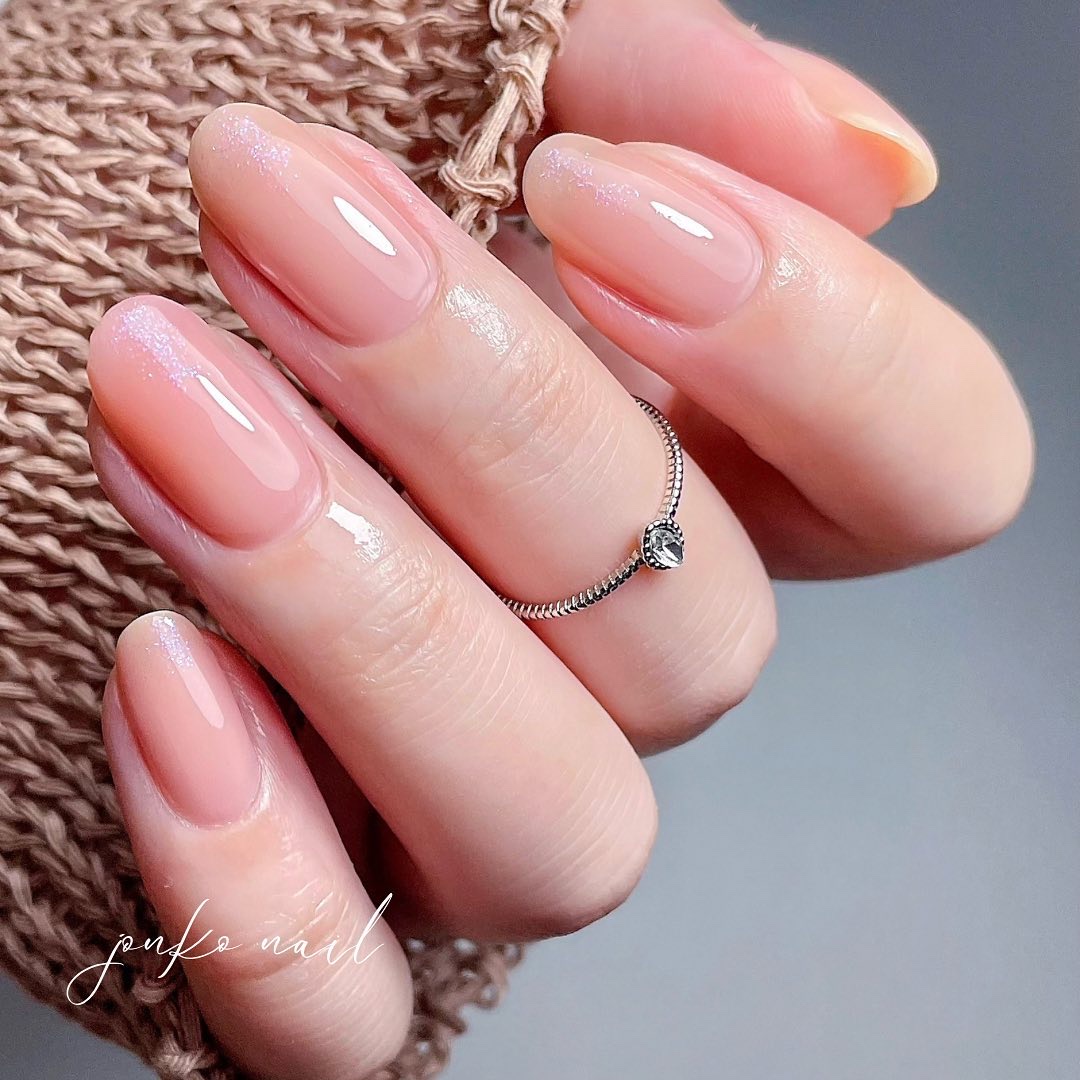 ナチュラルネイル..💄🩷
⁡
⁡
爪に派手色塗れないときの救世主👩🏻‍🚒
⁡
パラドゥのネイルファンデーションを塗りました🫰🏻
⁡
⁡
爪先に控えめにラメをちょんしたら
より可愛い🥹！
⁡
ラメは同じくパラドゥのミニネイル新