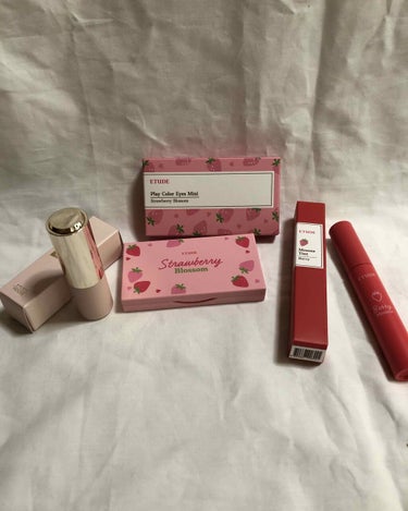 エチュード　
(左) better lips talk 
RDー304 
(中央) play color eyes mini 
strawberry blossom
(右) mousse  tint 
