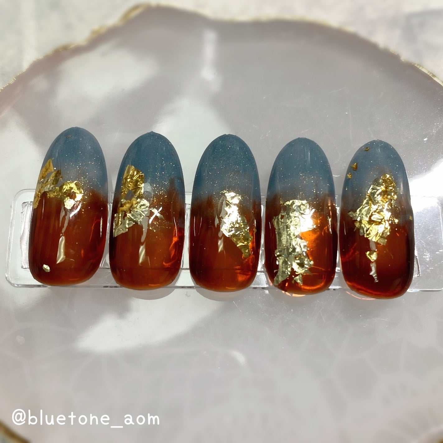 ⋆͛🦖⋆͛aomi on LIPS 「秋冬にぴったりなニュアンスネイル!ブルー系にブラウンの組み合わ..」(3枚目)