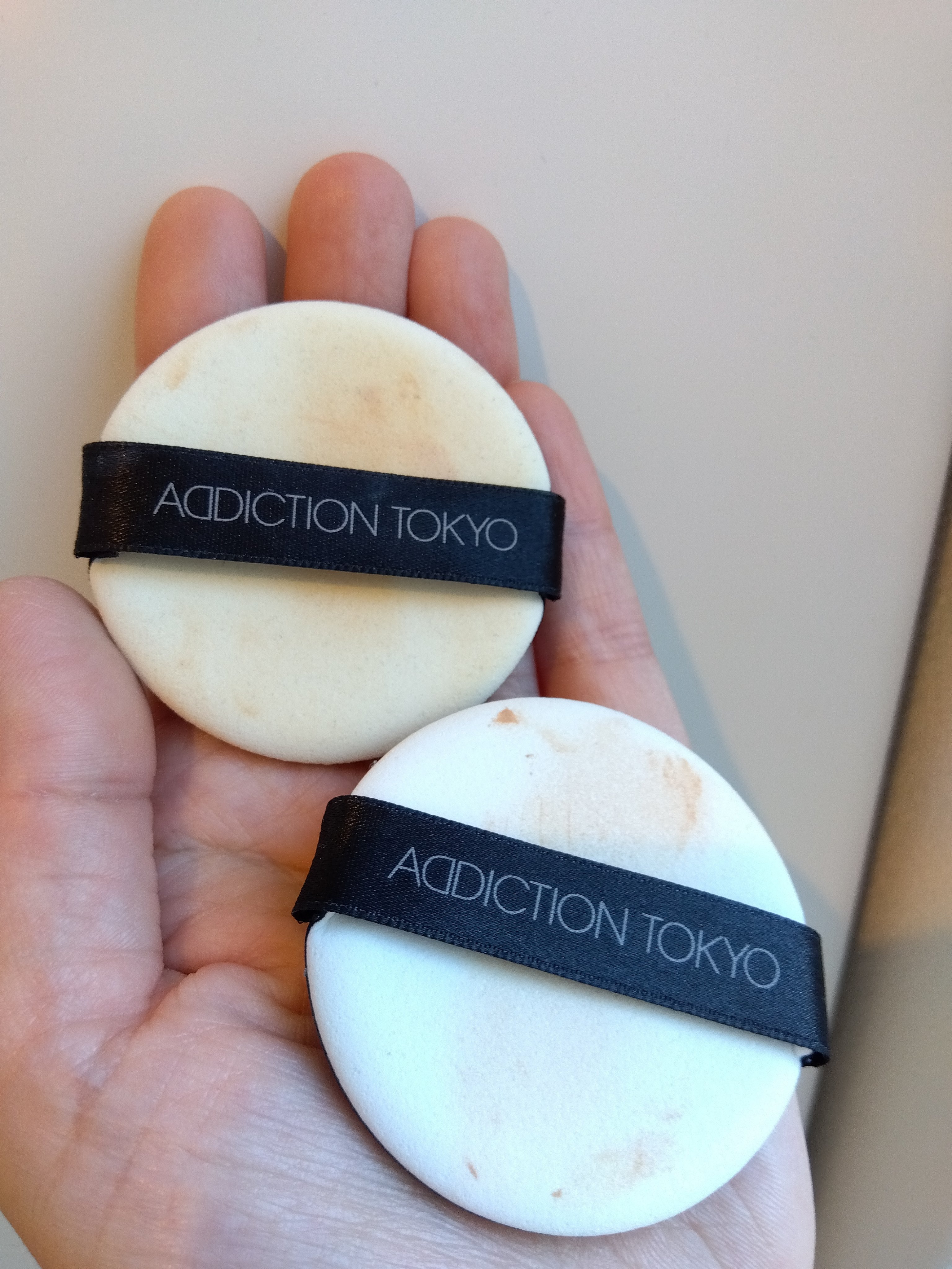 ADDICTIONクッションファンデーション パフ

めっちゃめちゃ　オススメな　クッションファンデーション パフです。（クッションファンデーション用ですが、私はコンシーラー、リキッドファンデーションに使用中）

元々は、アディクションのカ