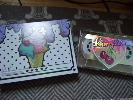 レトロマグネティック アイシャドウパレット/FlowerKnows/アイシャドウパレットを使ったクチコミ(1枚目)