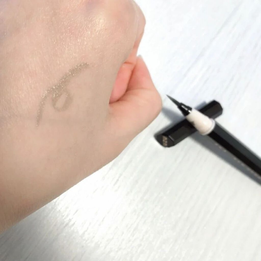 7 SHADES OF BLACK/UZU BY FLOWFUSHI/リキッドアイライナーを使ったクチコミ（3枚目）