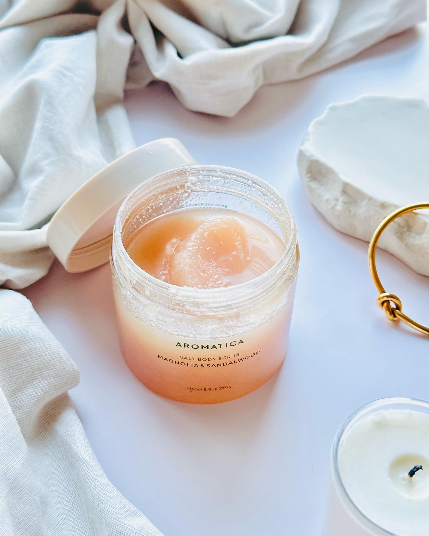 ソルトボディスクラブマグノリア＆サンダルウッド/AROMATICA/ボディスクラブを使ったクチコミ（3枚目）