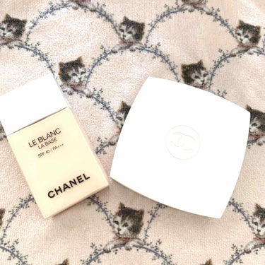 CHANEL ファンデーション

ルブラン　ラ　バーズ　ロゼ
SPF40  +++
化粧下地です。
ピンクくてツヤツヤになります！

CCクリームも持ってたんですけど、合わなくてかぶれましたw コチラは