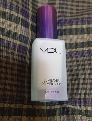 VDL  LUMILAYER PLIMER AQUA

MACのストロボクリームが欲しかったんですが金欠だし似たようなの無いかな～と探して見つけました！

乳液のようなテクスチャーで角度によってピンクや