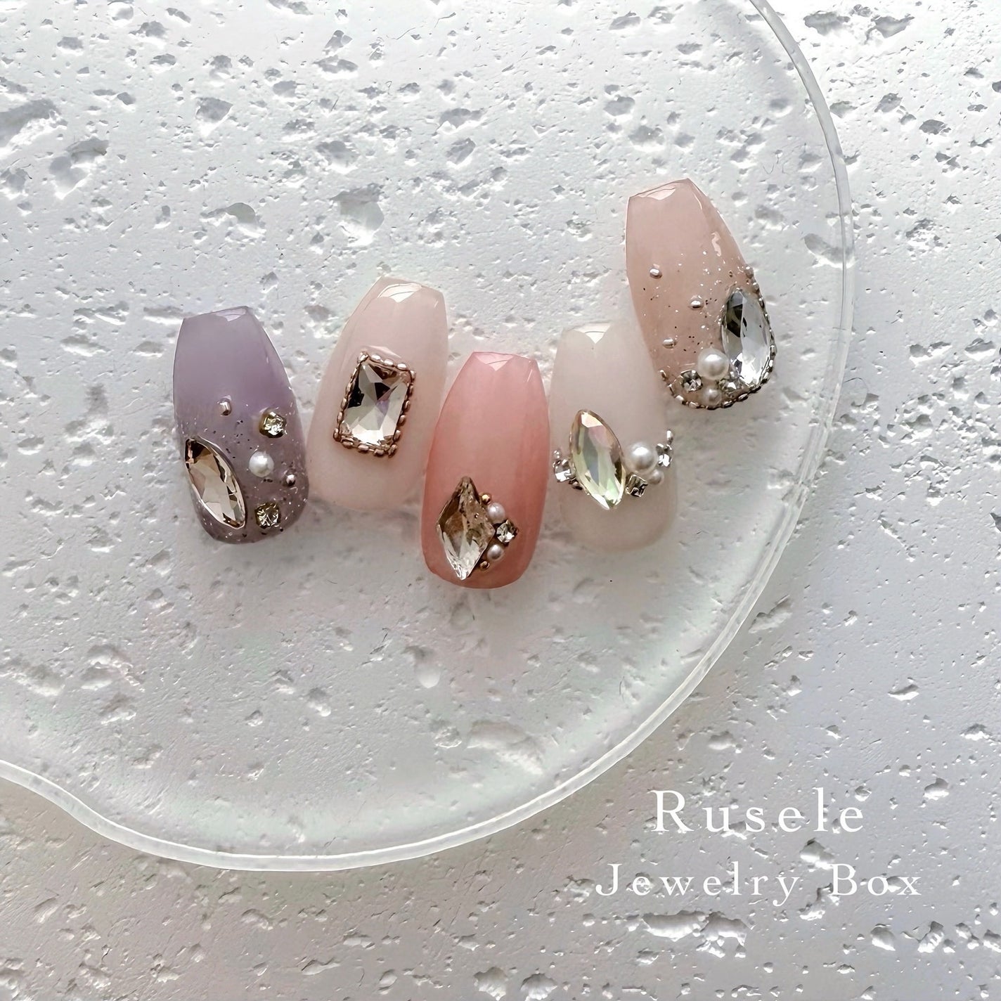 naomi on LIPS 「#ネイルパーツ#冬ネイル#韓国ネイル#ビジューネイル#リン..」(1枚目)