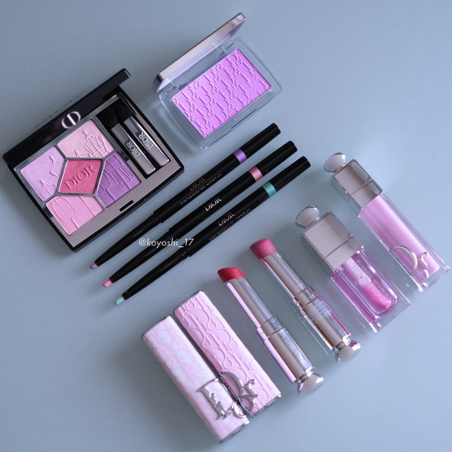 今年のDIORはラベンダー豊作でうれしい🩵 定番色もありますので、コスメ選びにお役立てください🫶🏻
 ••┈┈┈┈┈┈┈••
 他のコスメレビューは
プロフィールから🌿
 ••┈┈┈┈┈┈┈••
 DIOR ディオールショウスティロ