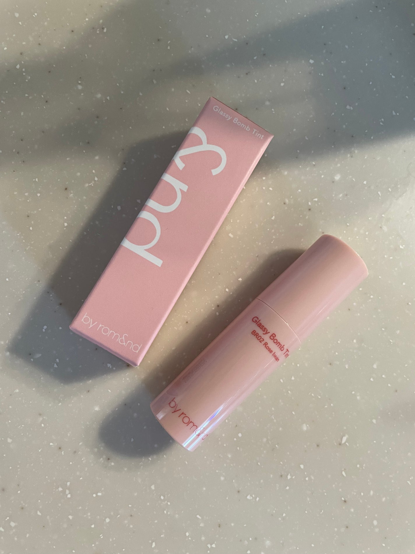 アンドバイロムアンド グラッシーボムティント/&nd by rom&nd/リップティントを使ったクチコミ(1枚目)