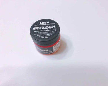 今回紹介するのは 
LUSHのリップスクラブです。
その中の 愛しのキャンディーボーイという名前のやつです。❤️🍭👦🏻

とてもザラザラしてて 砂糖みたいな感じ。
匂いは個人差あると思いますが いちごシ