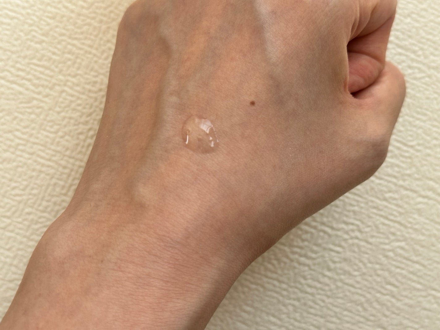 ま on LIPS 「どちらかといえば重ためのテクスチャですが、伸ばすとそれほどベタ..」(3枚目)