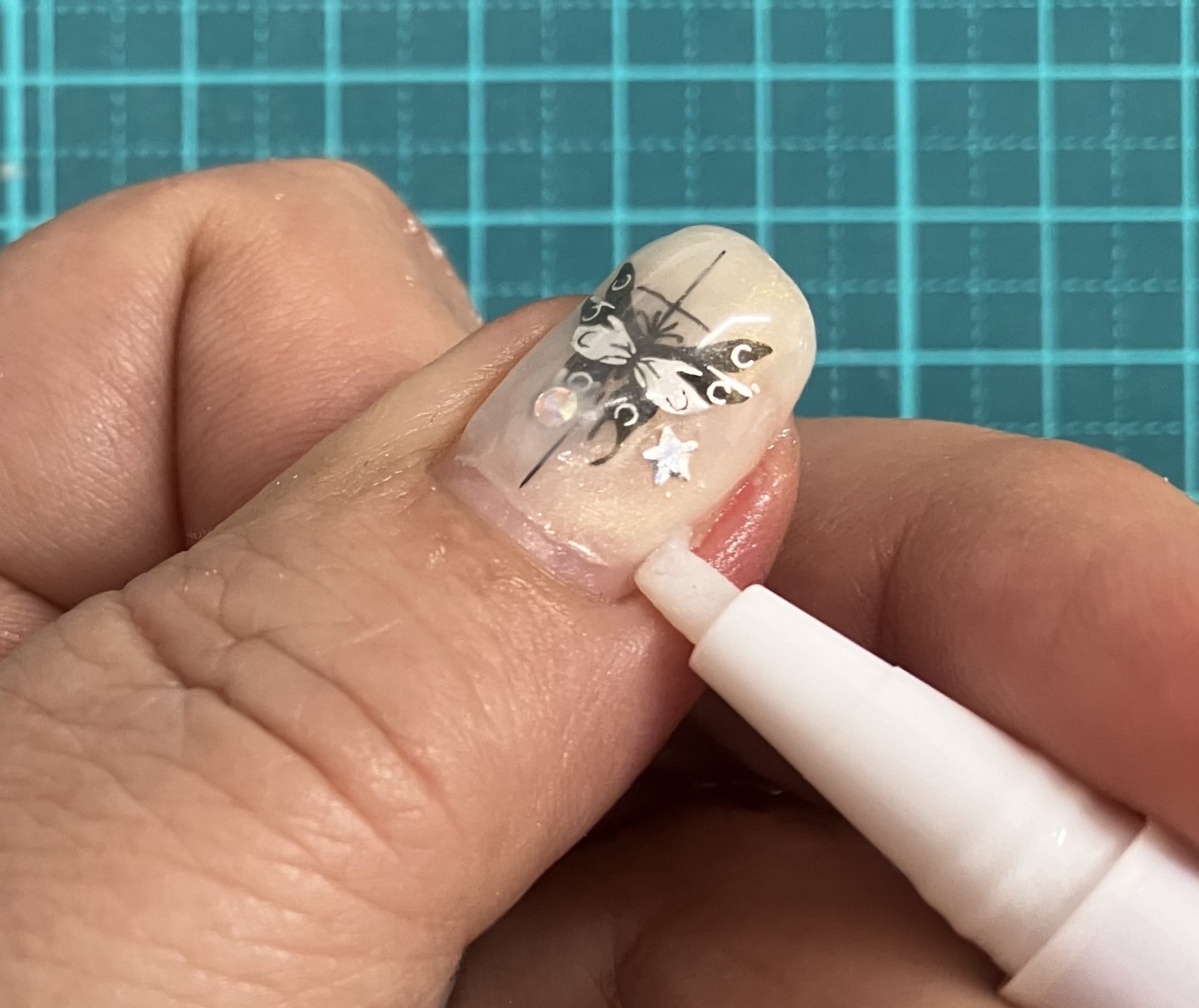 セリア HKネイルオイルマーカーのクチコミ「セリア
HKネイルオイルマーカー
¥110（税込）

ジェルネイル💅系のYouTuberさんが.....」（3枚目）