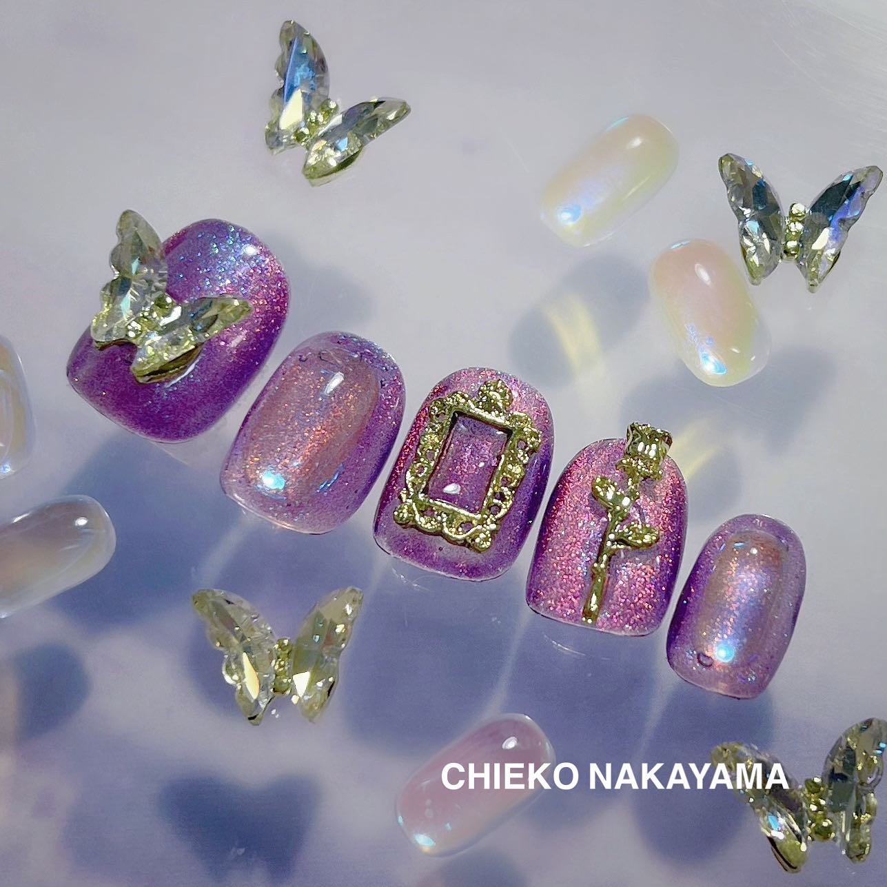 なかやまちえこ on LIPS 「Aurora×Magnet🦋365日ネイル292日め⠀⠀ベース..」(1枚目)