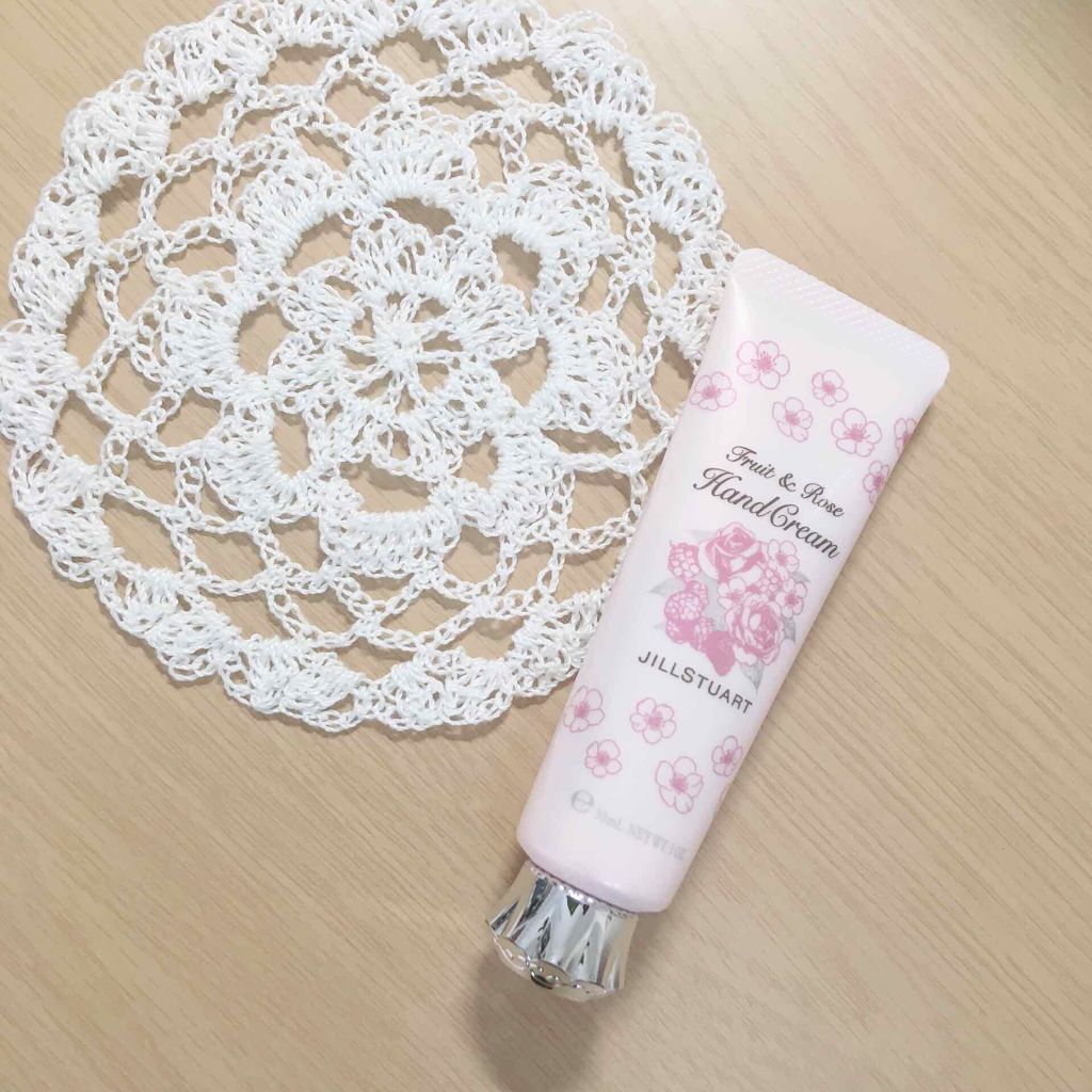 JILL STUART フルーツ&ローズ ハンドクリームのクチコミ「こんにちは、suzuです✨

今回は珍しくデパコスレビューをしてみようかと思います💕
…あ、い.....」（1枚目）